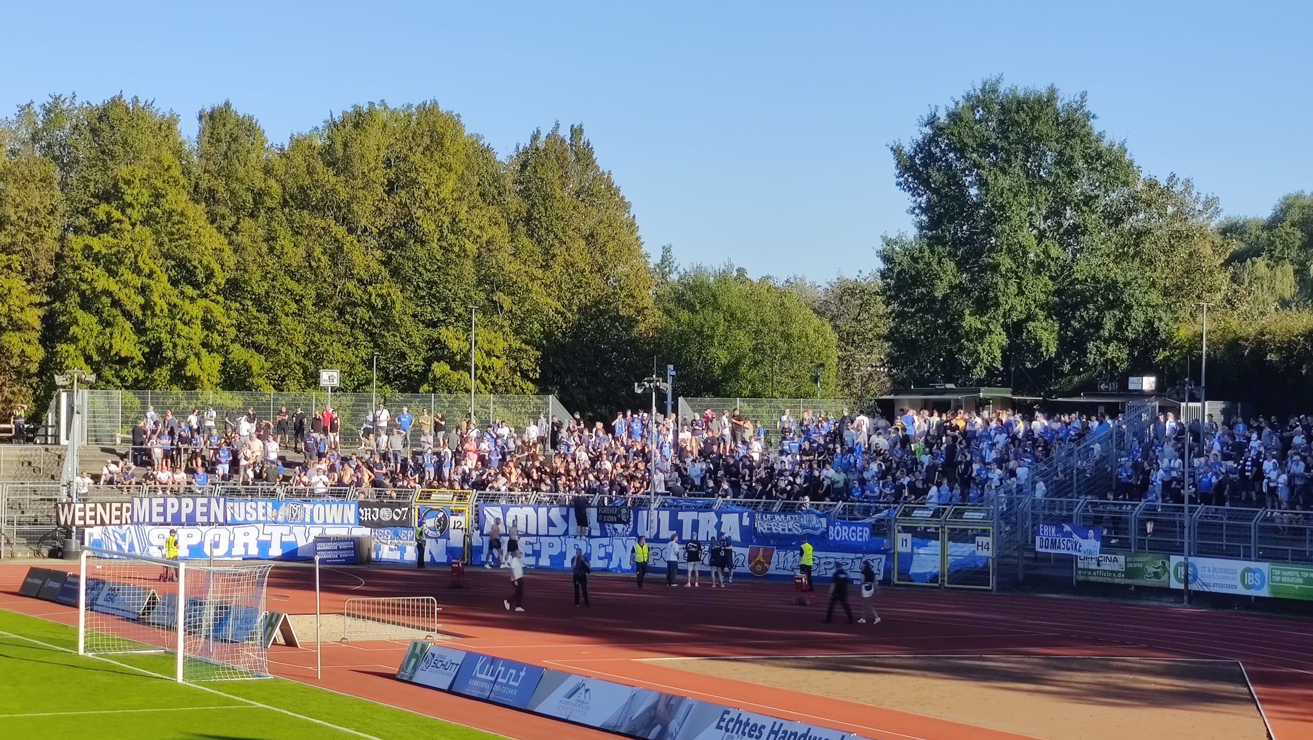 Der Meppener Fanblock im Marschwegstadion in Oldenburg.