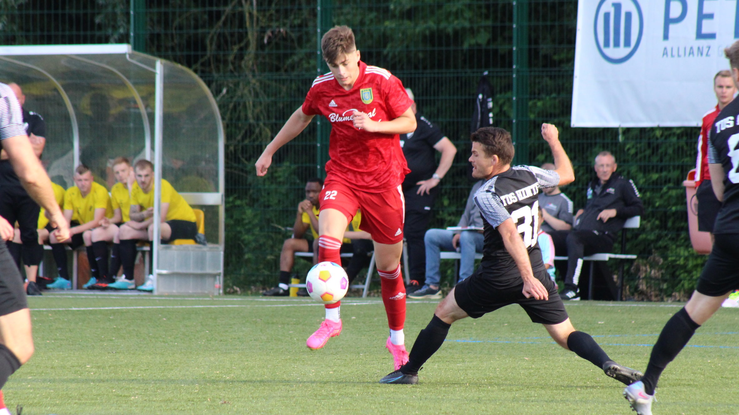 Der FC Norden (rot) ist wohl bereits gesichert, der TuS Hinte ist abgestiegen.