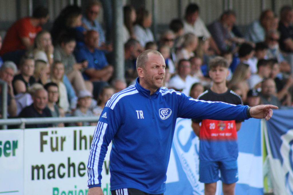 Bernd Janssen, Trainer des Süderneulander SV, muss seine Jungs innerhalb von 17 Stunden zwei Mal ins Rennen schicken