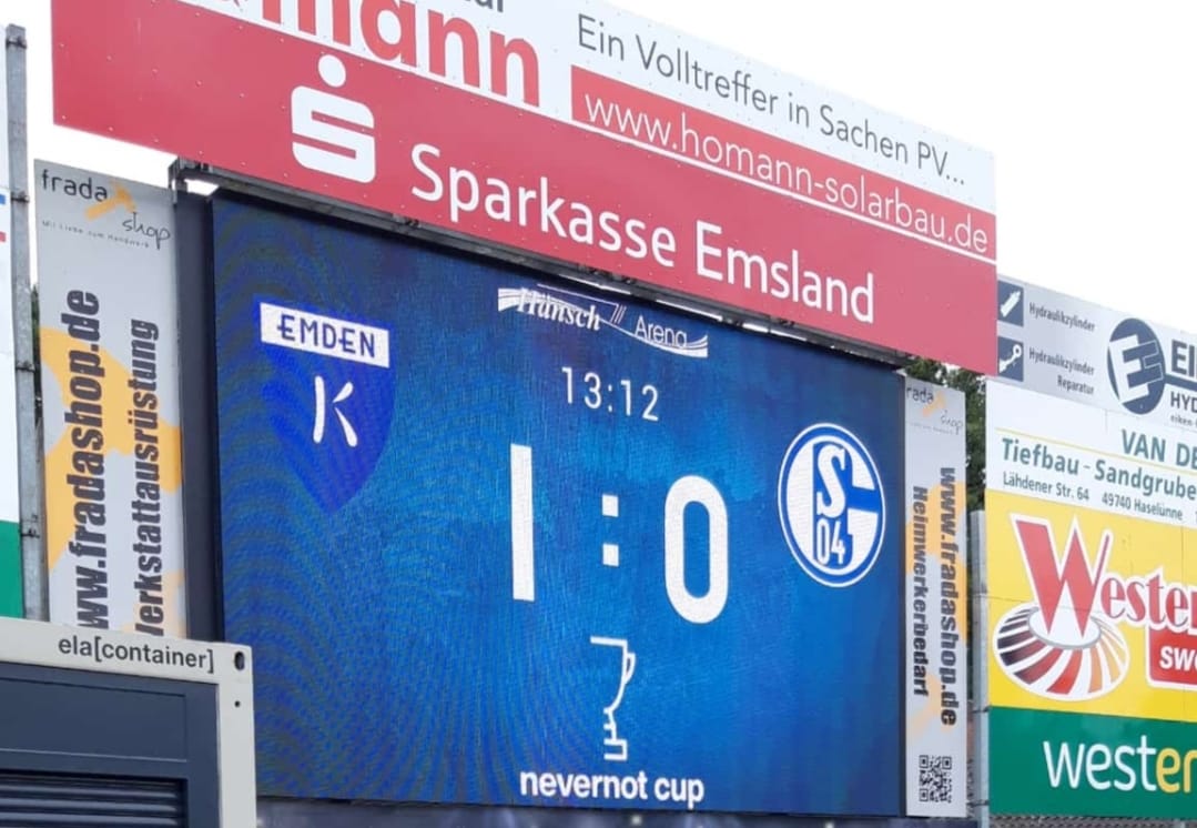 Der BSV Kickers Emden schlägt den Zweitligisten Schalke 04 mal eben mit 1:0. Foto: Rolf Harms