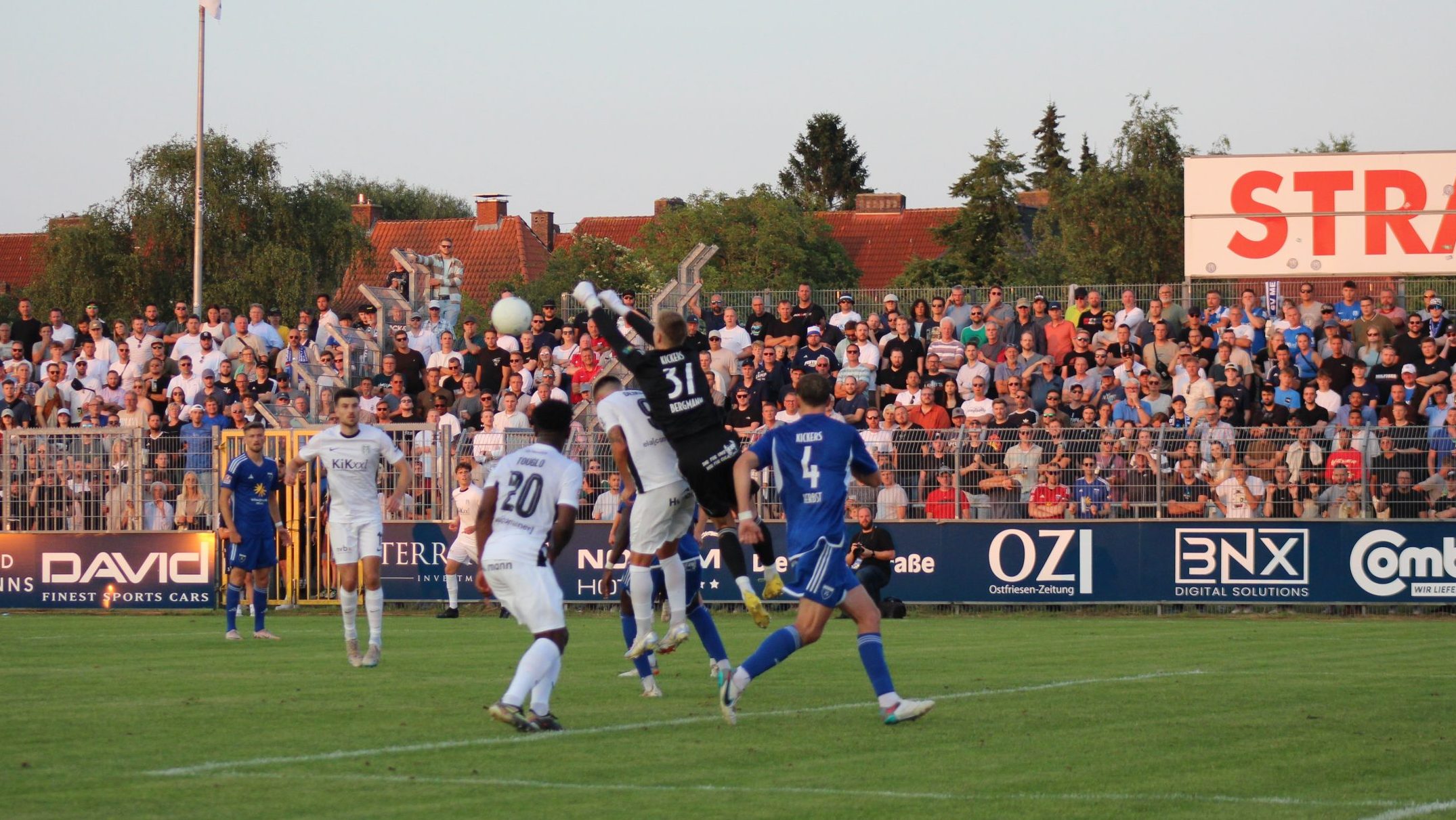 Kickers-Keeper Marcel Bergmann faustet das Leder aus der Gefahrenzone