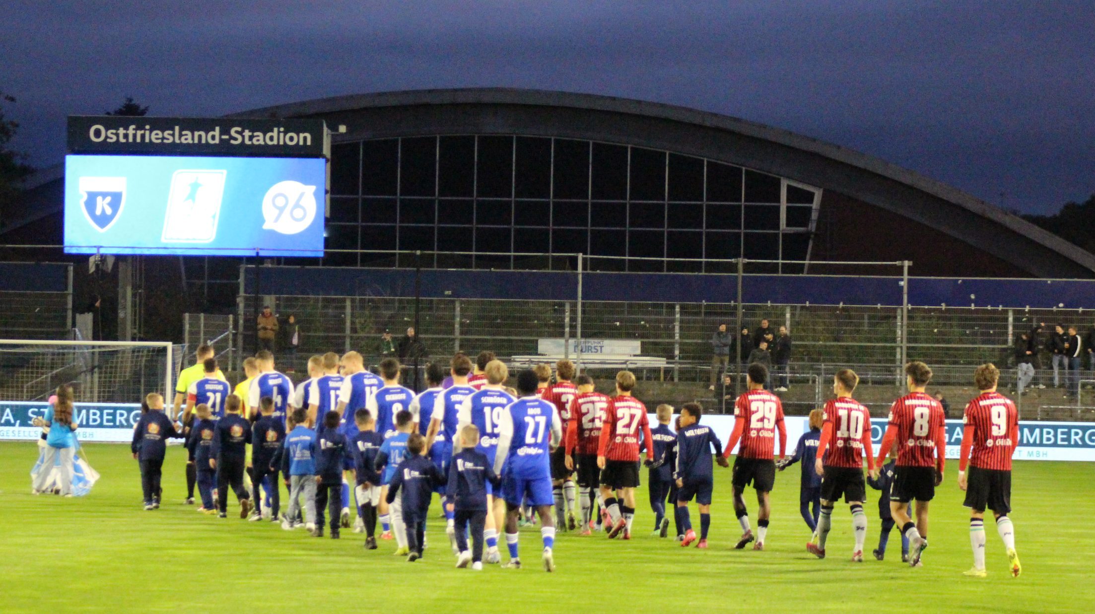 Auflauf der Mannschaften vor der Partie Kickers Emden gegen Hannover II.