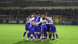 Elf Männer im Nieselregen