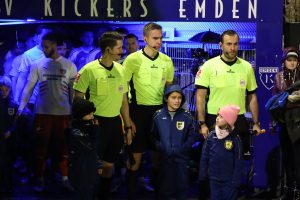 Schiedsrichter Lennart Kernchen (Mitte) hatte den Mut, in der Nachspiezeit auf Foulelfmeter zu entscheiden.