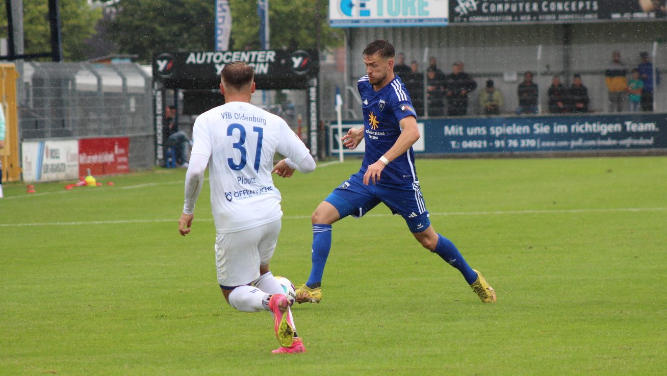 Oh Käpt'n, mein Käpt'n: Dennis Engel (am Ball) wird den BSV Kickers zur neuen Saison nicht mehr als Spielführer aufs Feld leiten. Foto: togo