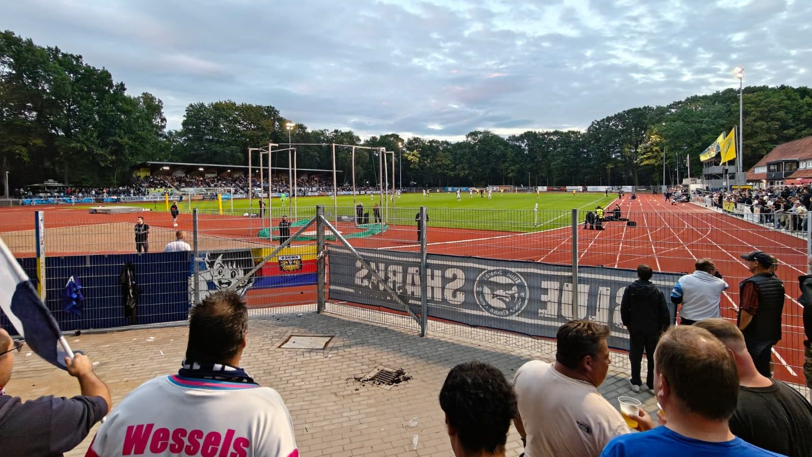 Guck mal, da hinten wird Fußball gespielt! Foto: Blaue Ostfriesen