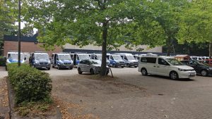 Üblicherweise parken hier die Gästefans, damit die Abläufe entschärft werden können. Am Mittwochabend war die Fläche gesperrt, damit die Polizei hier ihre Mannschaftswagen abstellen konnte. Foto: Blaue Ostfriesen