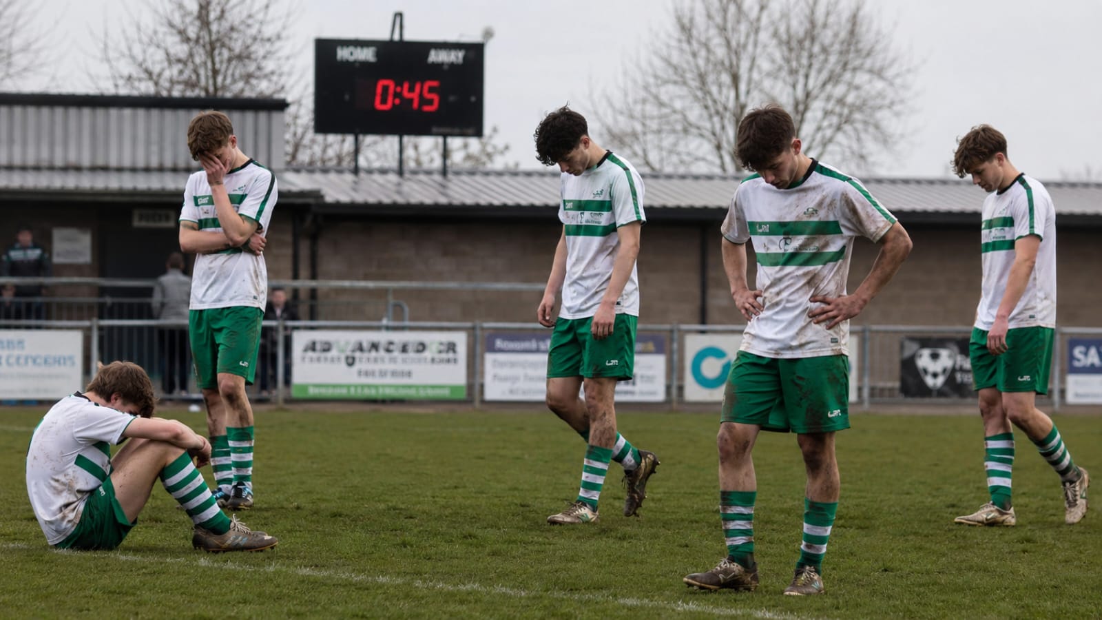 Die U19 von TuRa Bremen verliert in der Verbandsliga zu Hause mit 0:45 gegen Union 60. Symbolbild: KI